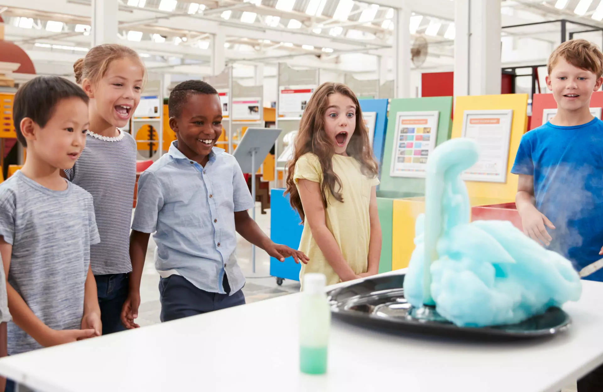 Kids,Having,Fun,Watching,An,Experiment,At,A,Science,Centre